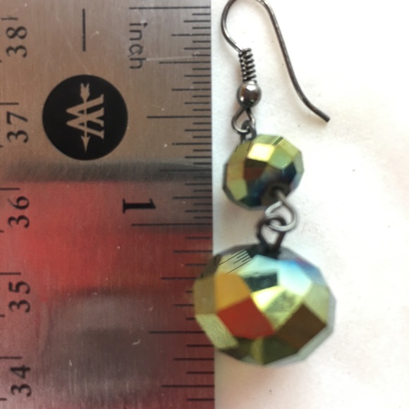 Set of hexagon shaped green beads on leather necklace and earrings. - Picture 6 of 7